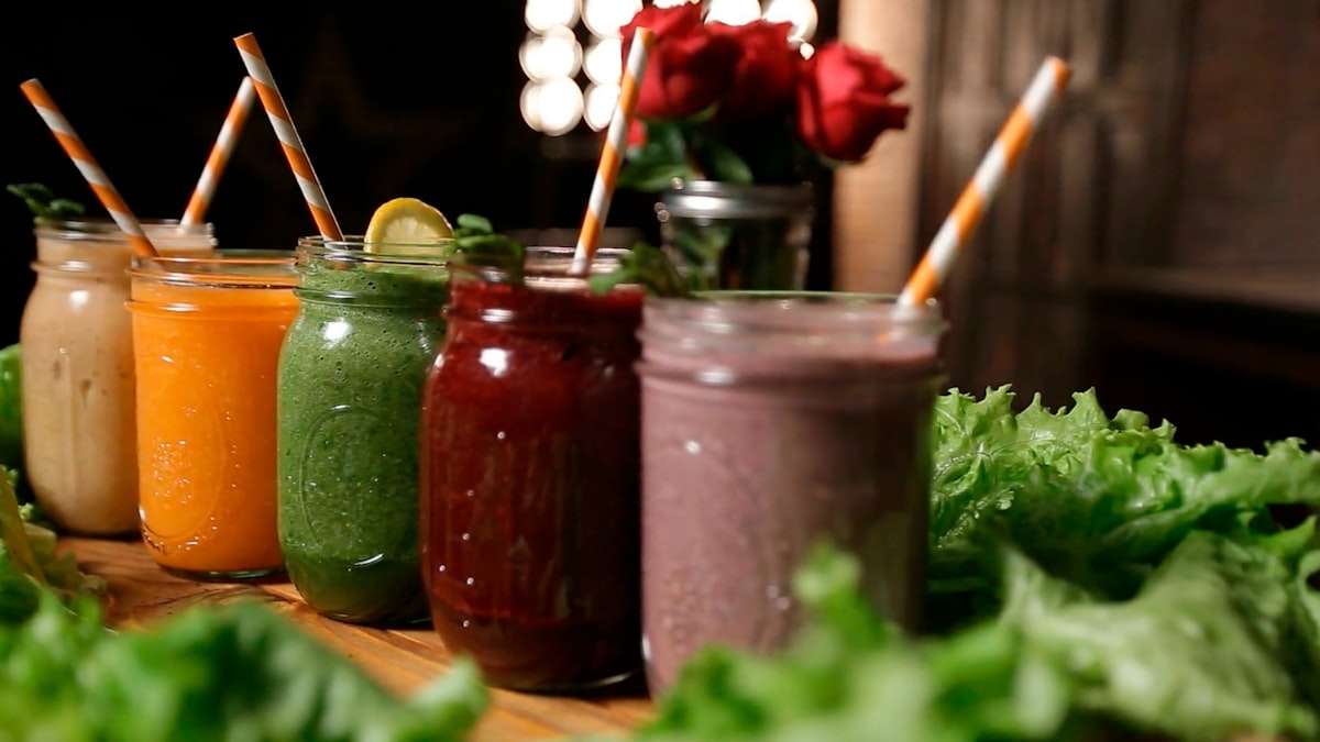 Kale and iron absorption — green smoothie with leafy greens