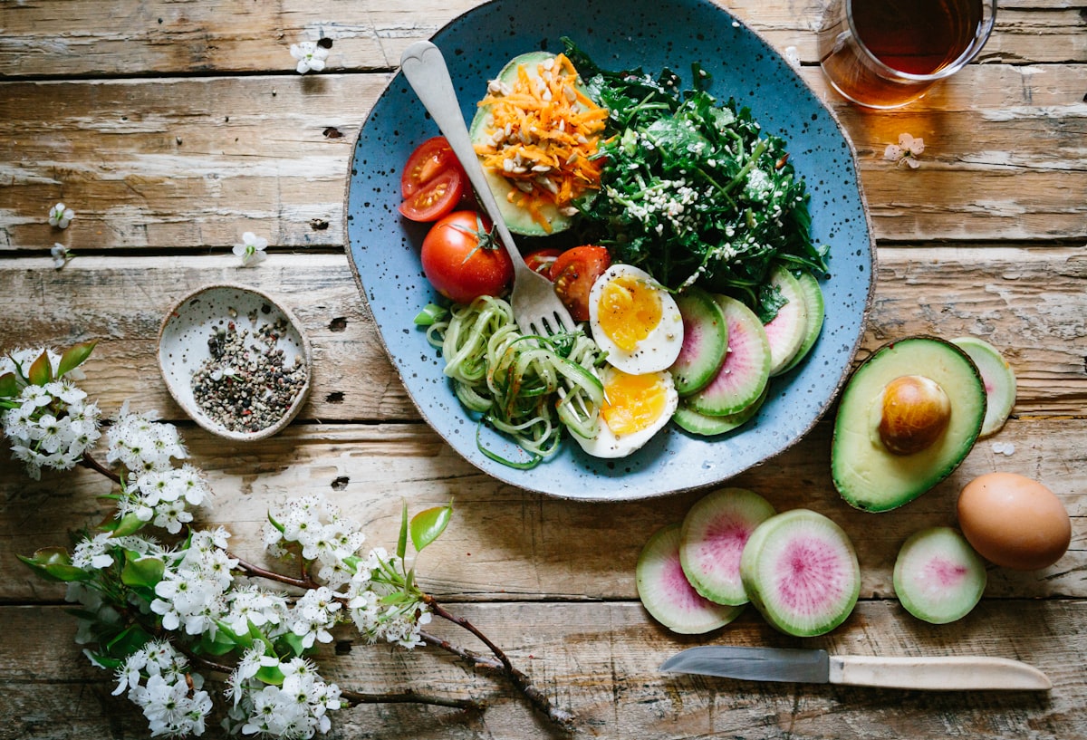 Healthy kitchen prep scene representing how kale's quercetin, sulforaphane, kaempferol, and ALA counteract seed oil-driven inflammation