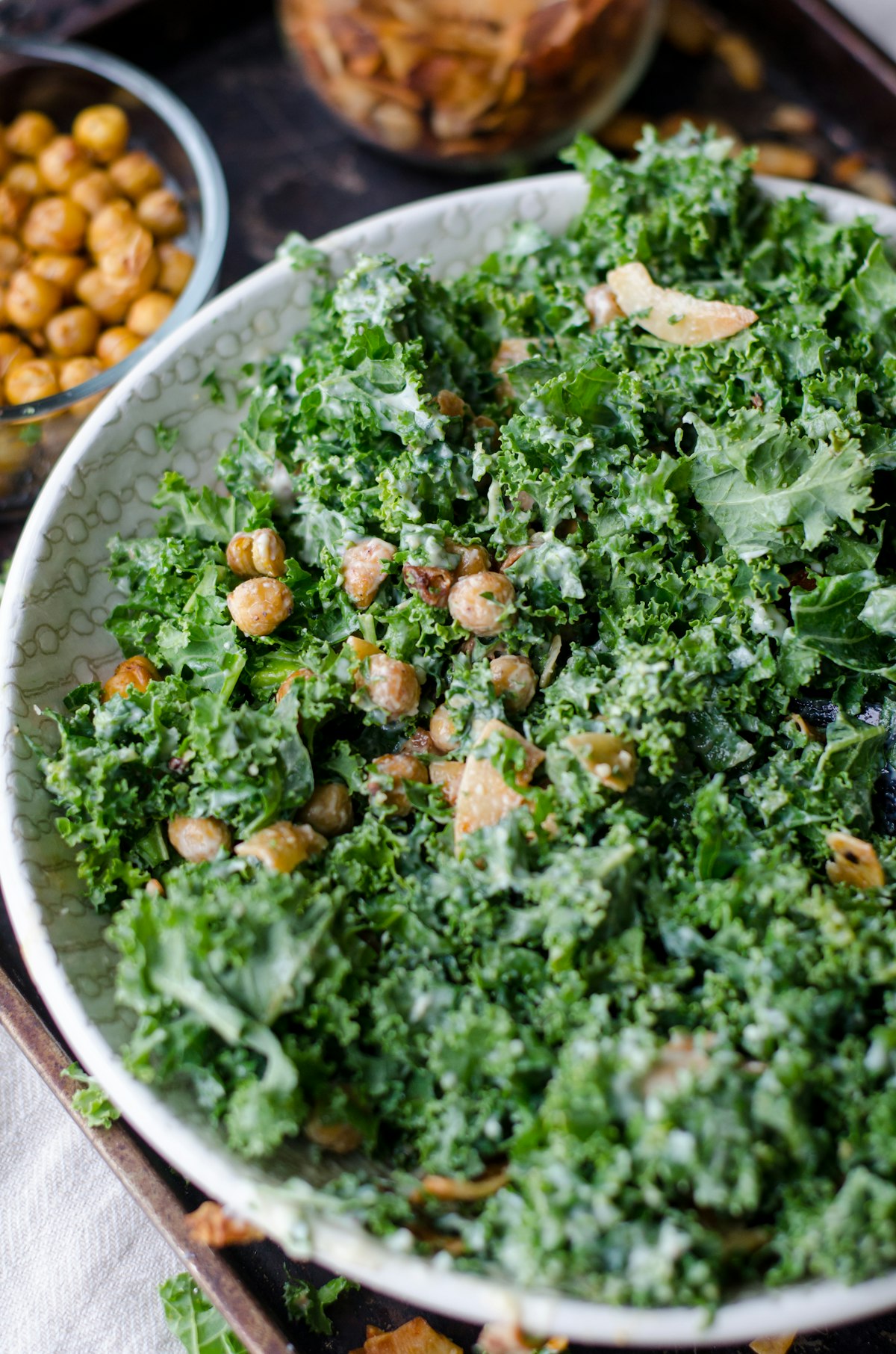 Close-up of fresh kale leaves showing vibrant green texture representing how kale's vitamin C, beta-carotene, quercetin, sulforaphane, and folate accelerate sunburn recovery and post-UV skin healing